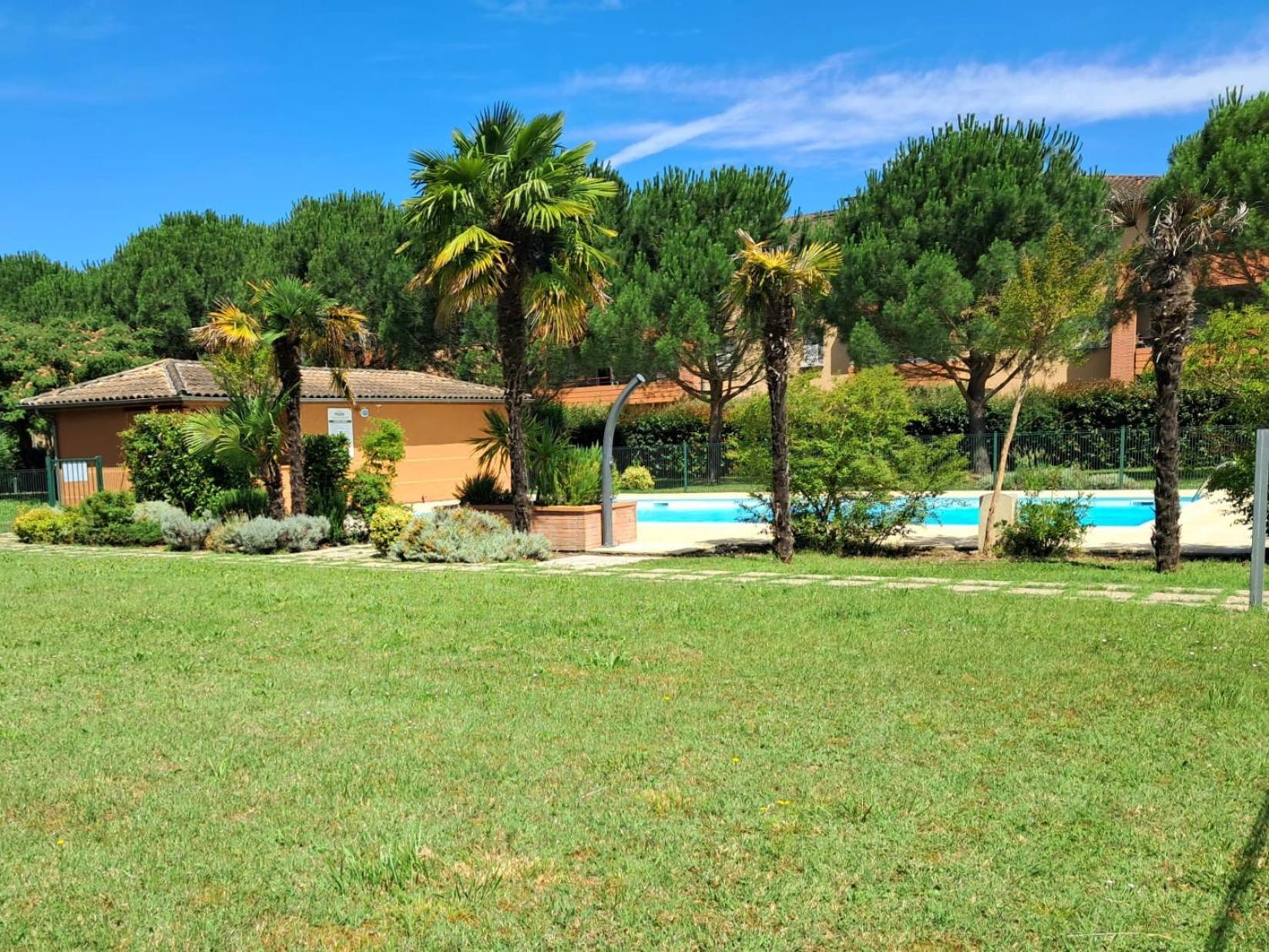 Le Montauriol - Logement Avec Terrasse - Piscine -Tennis - Place De Parking Privee Apartment Montauban Luaran gambar